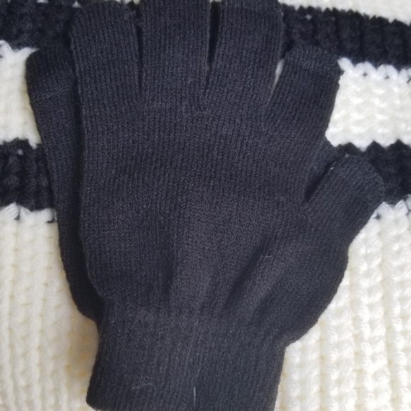 Forever 21 Cream & Black Scarf and Glove Set. - Picture 3 of 4